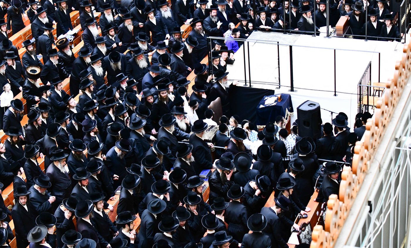 האדמו"ר מויז'ניץ מונסי בשיחה בביהמ"ד הגדול ויז'ניץ