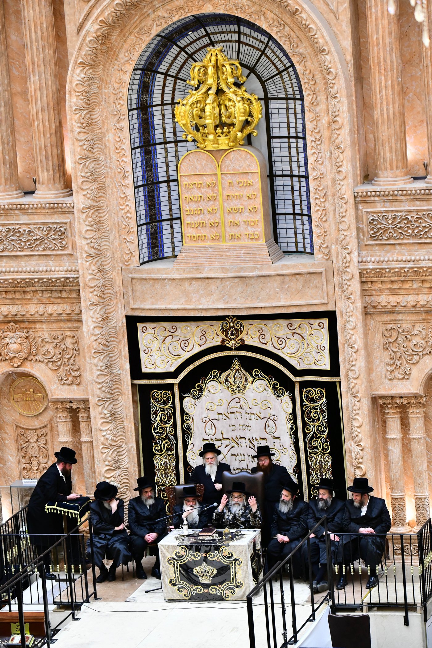 האדמו"ר מויז'ניץ מונסי בשיחה בביהמ"ד הגדול ויז'ניץ