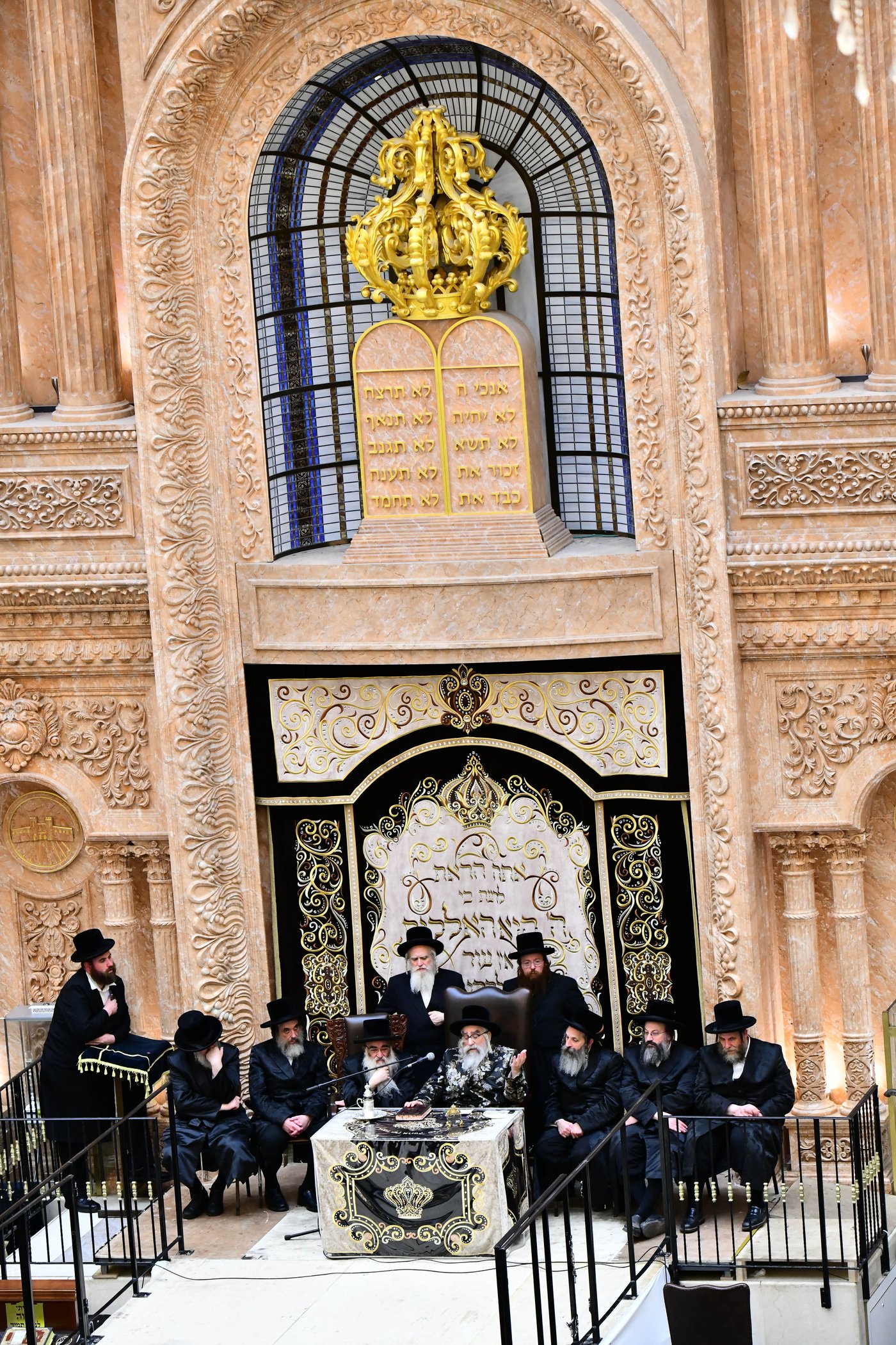 האדמו"ר מויז'ניץ מונסי בשיחה בביהמ"ד הגדול ויז'ניץ