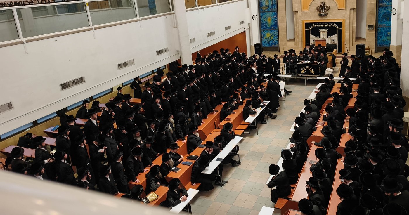 האדמו"ר מויז'ניץ מונסי בשיחת הכנה לפני העליה לציון