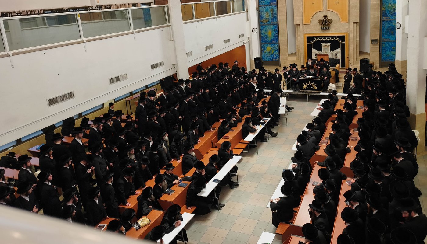 האדמו"ר מויז'ניץ מונסי בשיחת הכנה לפני העליה לציון