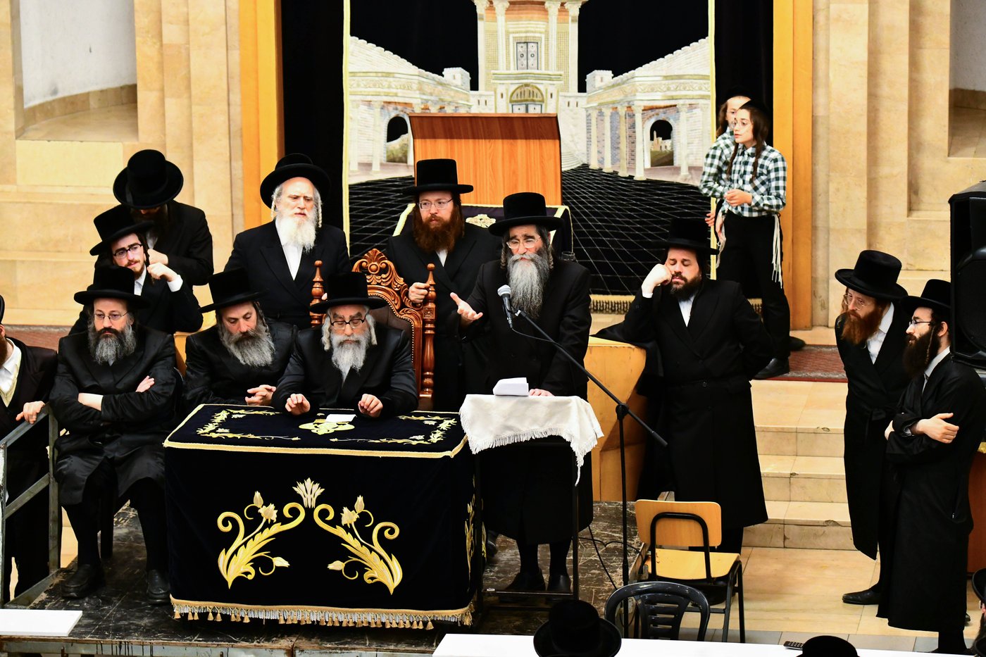 האדמו"ר מויז'ניץ מונסי בשיחת הכנה לפני העליה לציון