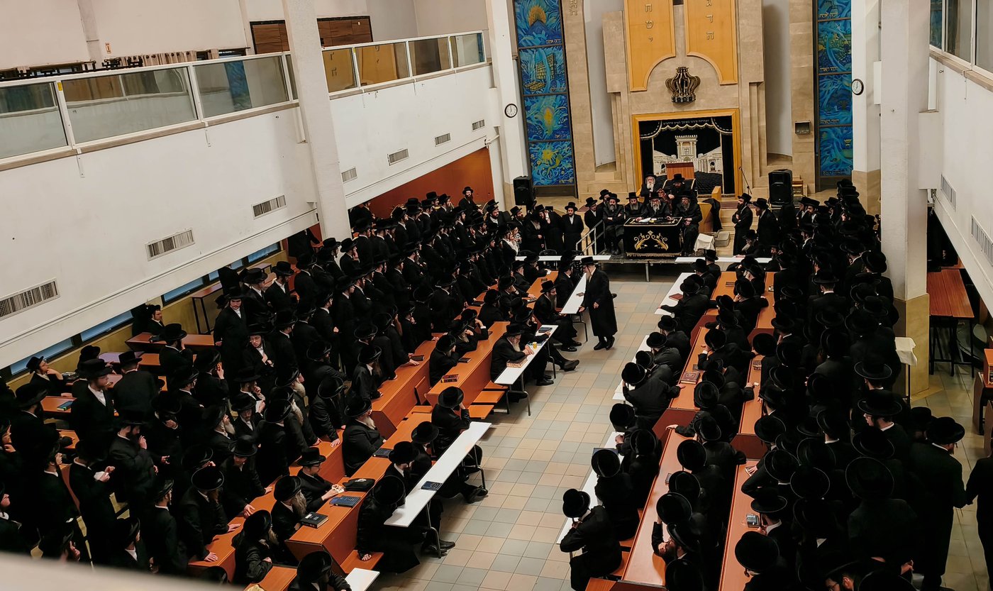 האדמו"ר מויז'ניץ מונסי בשיחת הכנה לפני העליה לציון