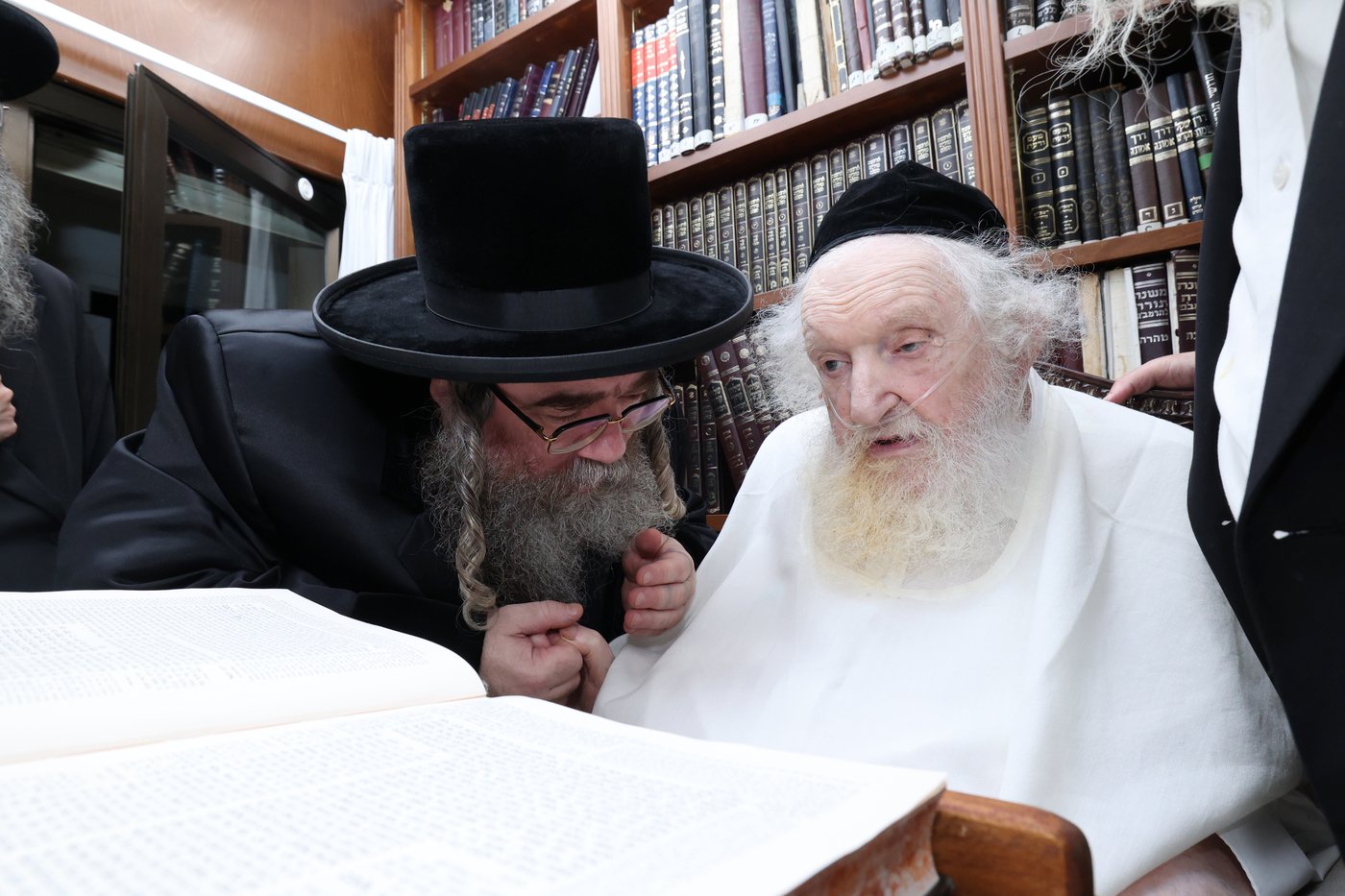 האדמו"ר מזידיטשוב ווערצקי בביקור אצל הגר"מ שטרנבוך