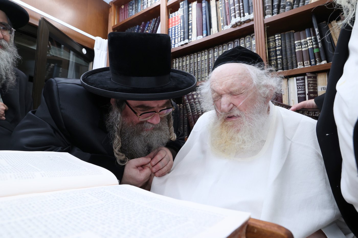 האדמו"ר מזידיטשוב ווערצקי בביקור אצל הגר"מ שטרנבוך
