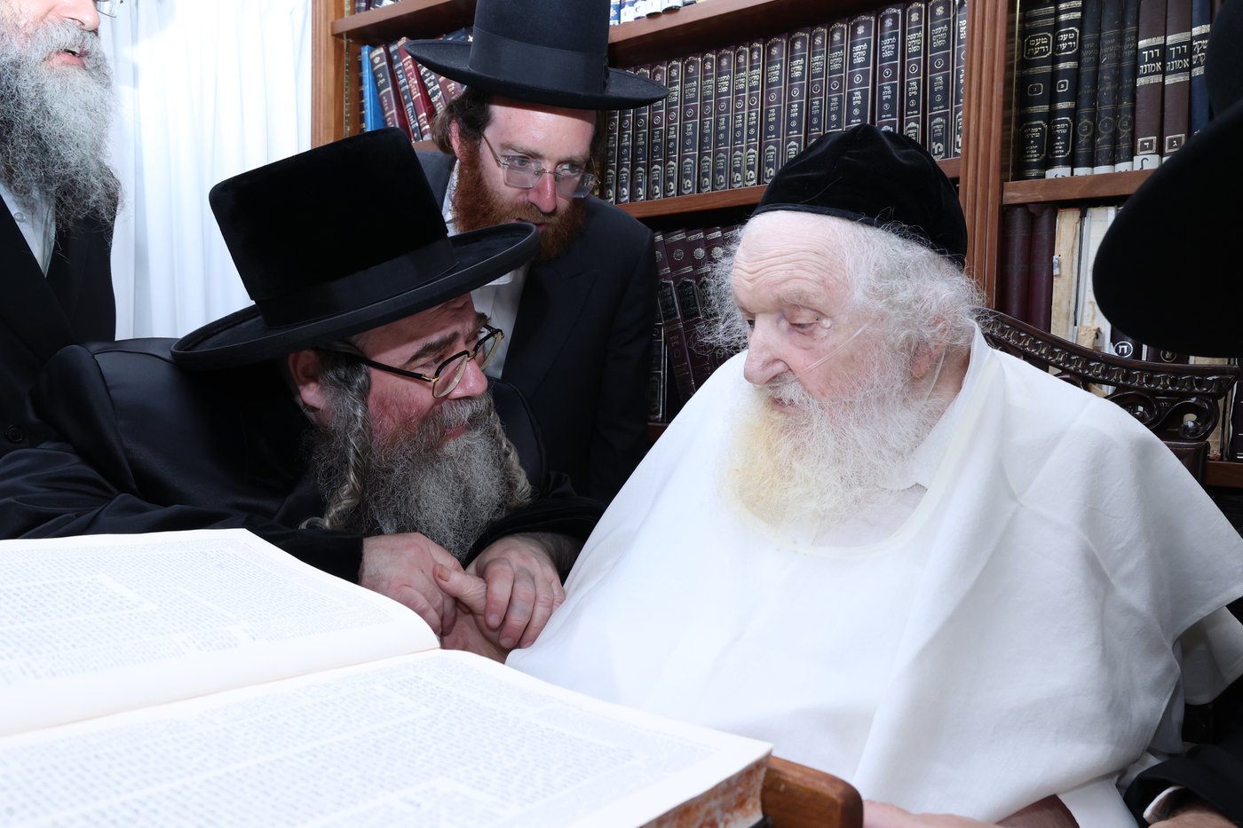 האדמו"ר מזידיטשוב ווערצקי בביקור אצל הגר"מ שטרנבוך