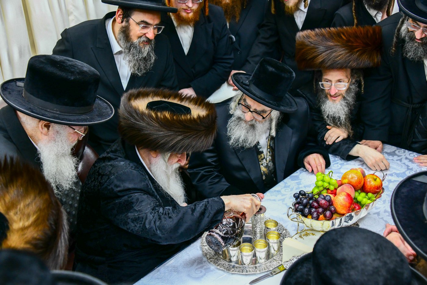 האדמו"ר מויז'ניץ מונסי בביקור אצל האדמו"ר ממכנובקא בעלזא