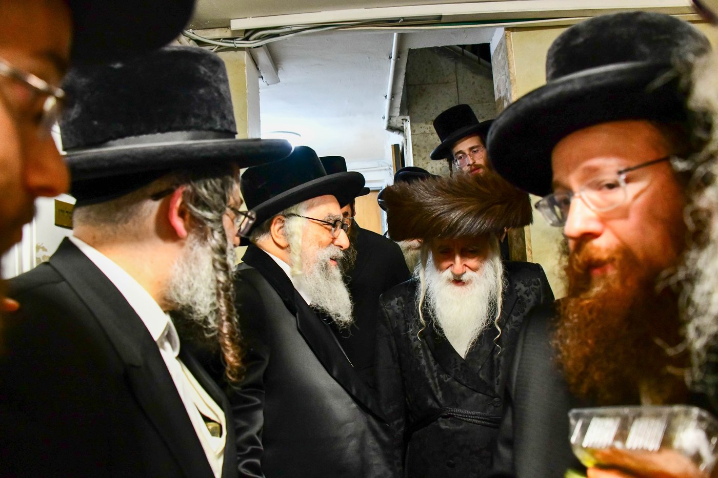האדמו"ר מויז'ניץ מונסי בביקור אצל האדמו"ר ממכנובקא בעלזא
