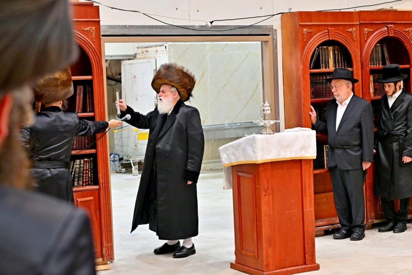 קביעת מזוזות בביהמ"ד הזמני של ויזניץ