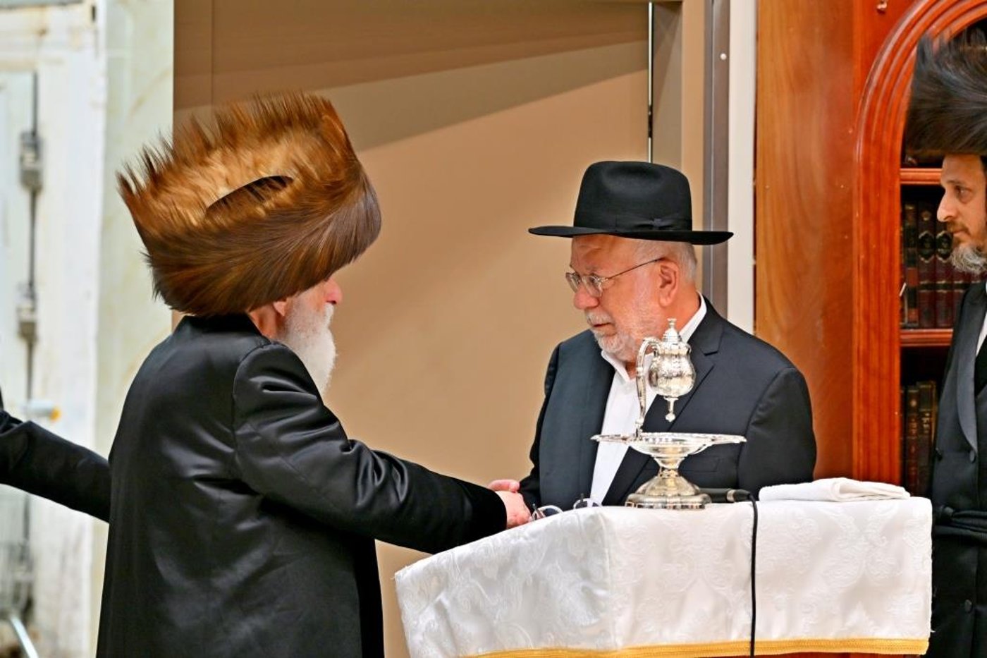 קביעת מזוזות בביהמ"ד הזמני של ויזניץ