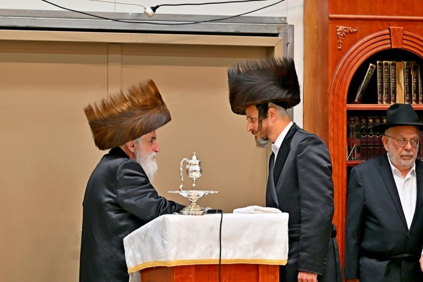 קביעת מזוזות בביהמ"ד הזמני של ויזניץ