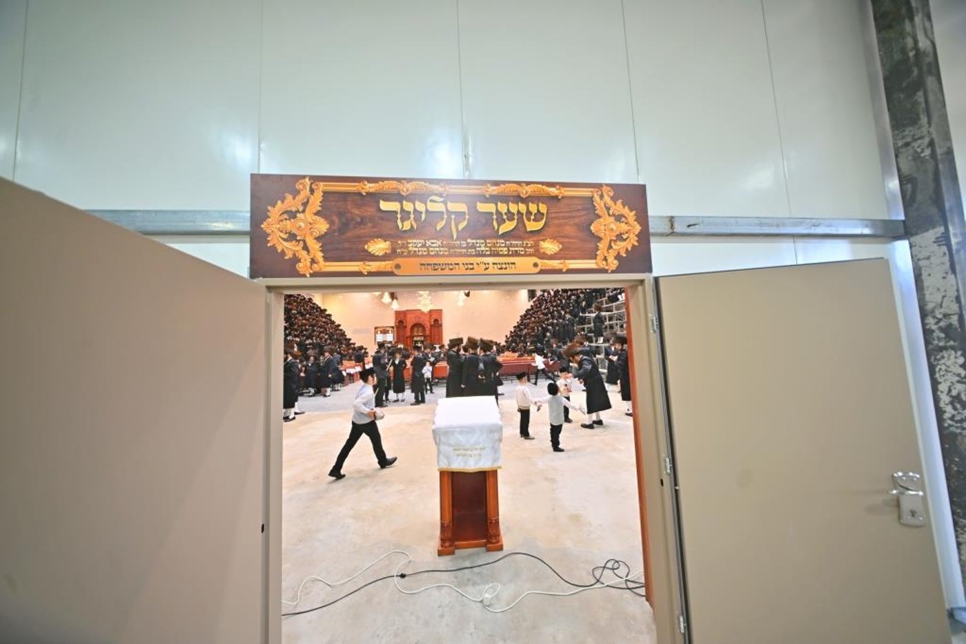קביעת מזוזות בביהמ"ד הזמני של ויזניץ