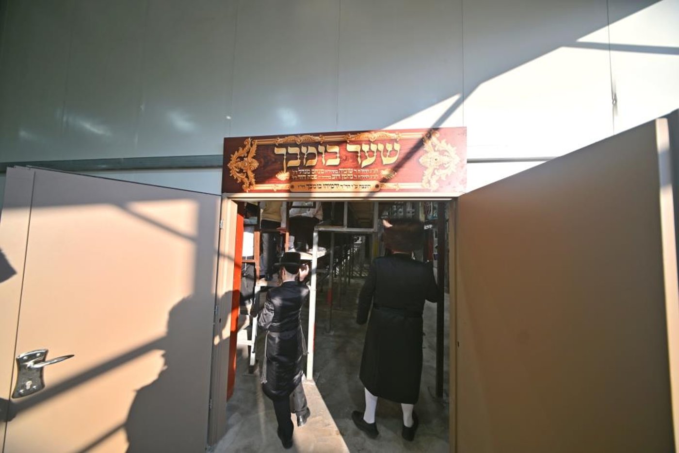 קביעת מזוזות בביהמ"ד הזמני של ויזניץ