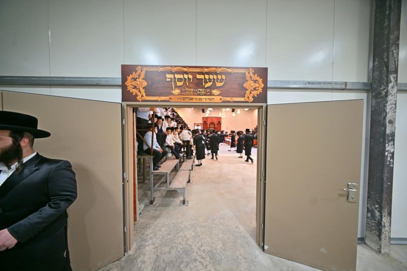 קביעת מזוזות בביהמ"ד הזמני של ויזניץ
