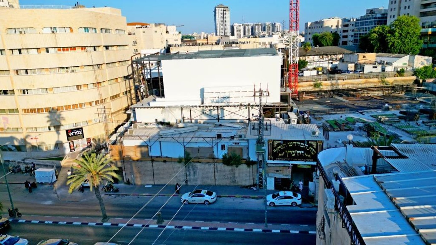 קביעת מזוזות בביהמ"ד הזמני של ויזניץ