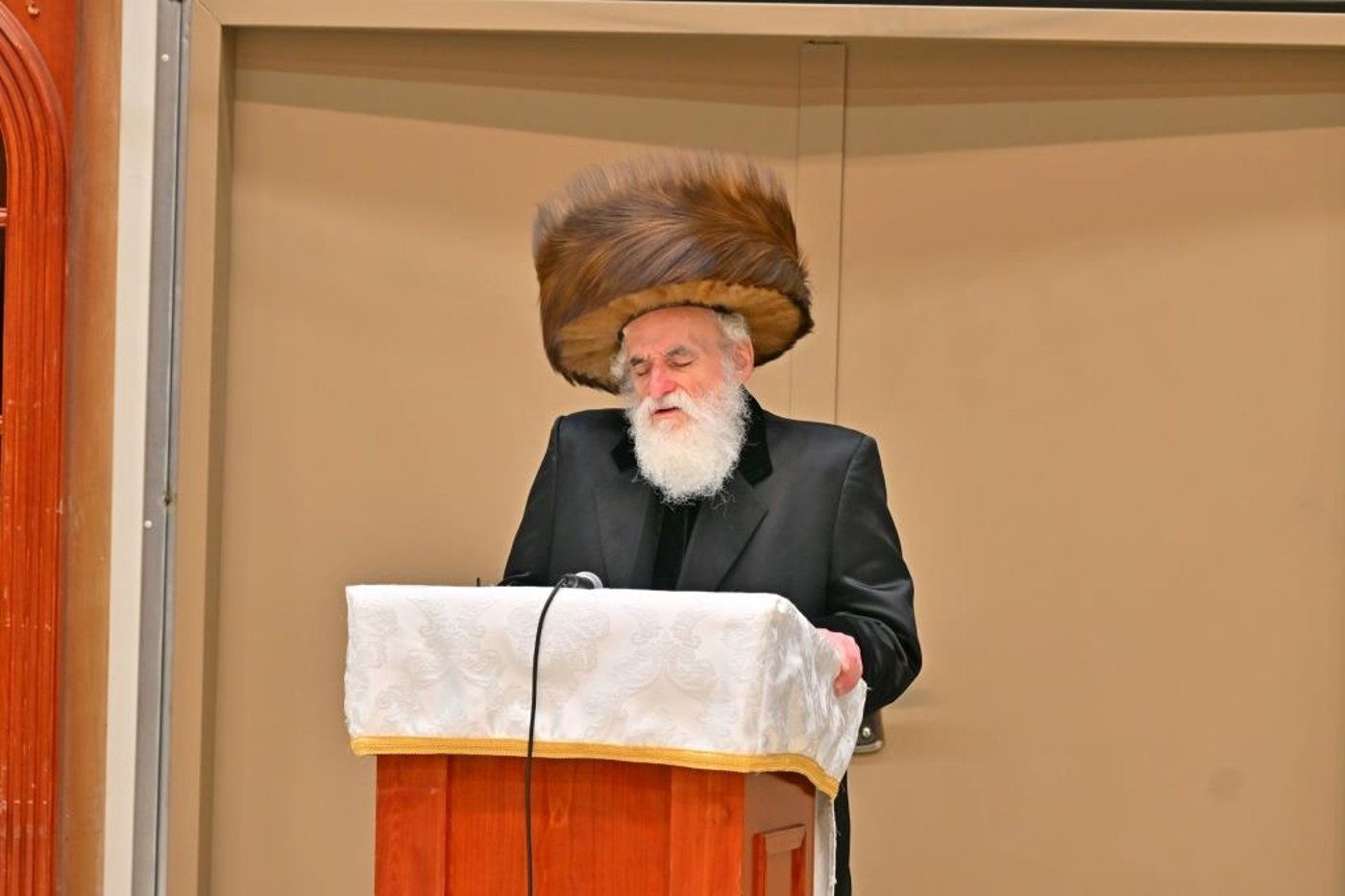 קביעת מזוזות בביהמ"ד הזמני של ויזניץ