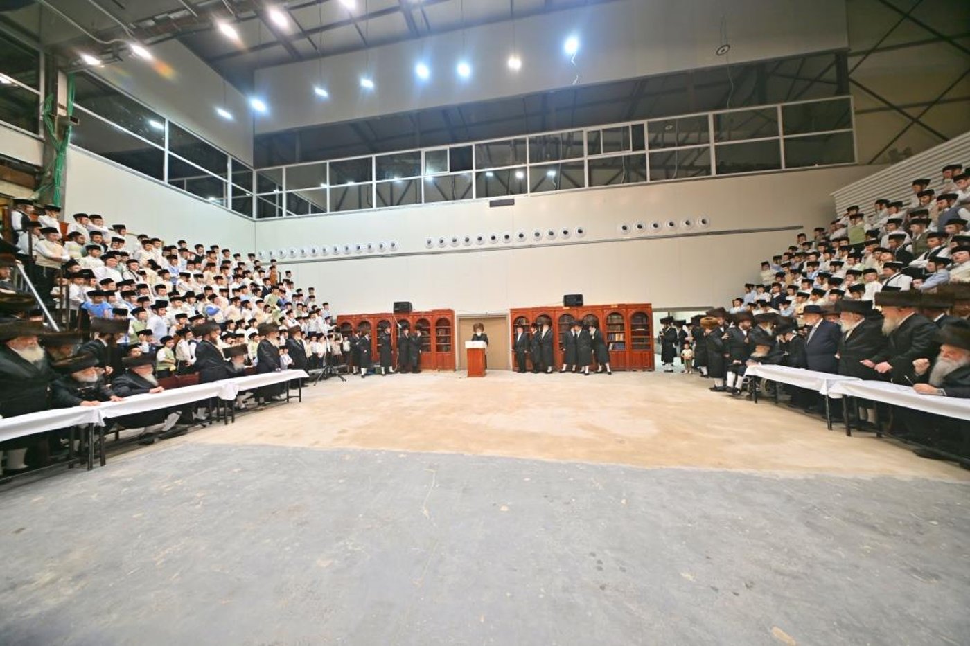 קביעת מזוזות בביהמ"ד הזמני של ויזניץ
