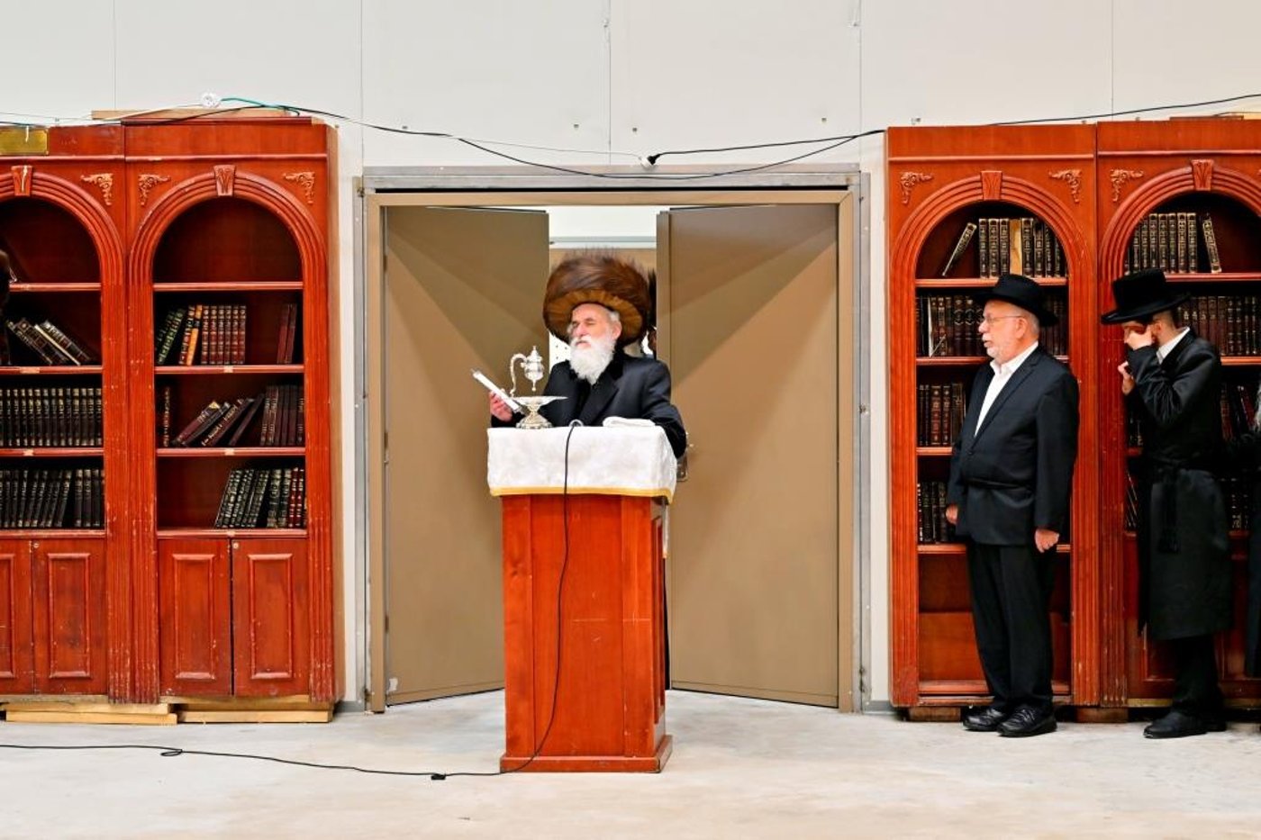 קביעת מזוזות בביהמ"ד הזמני של ויזניץ