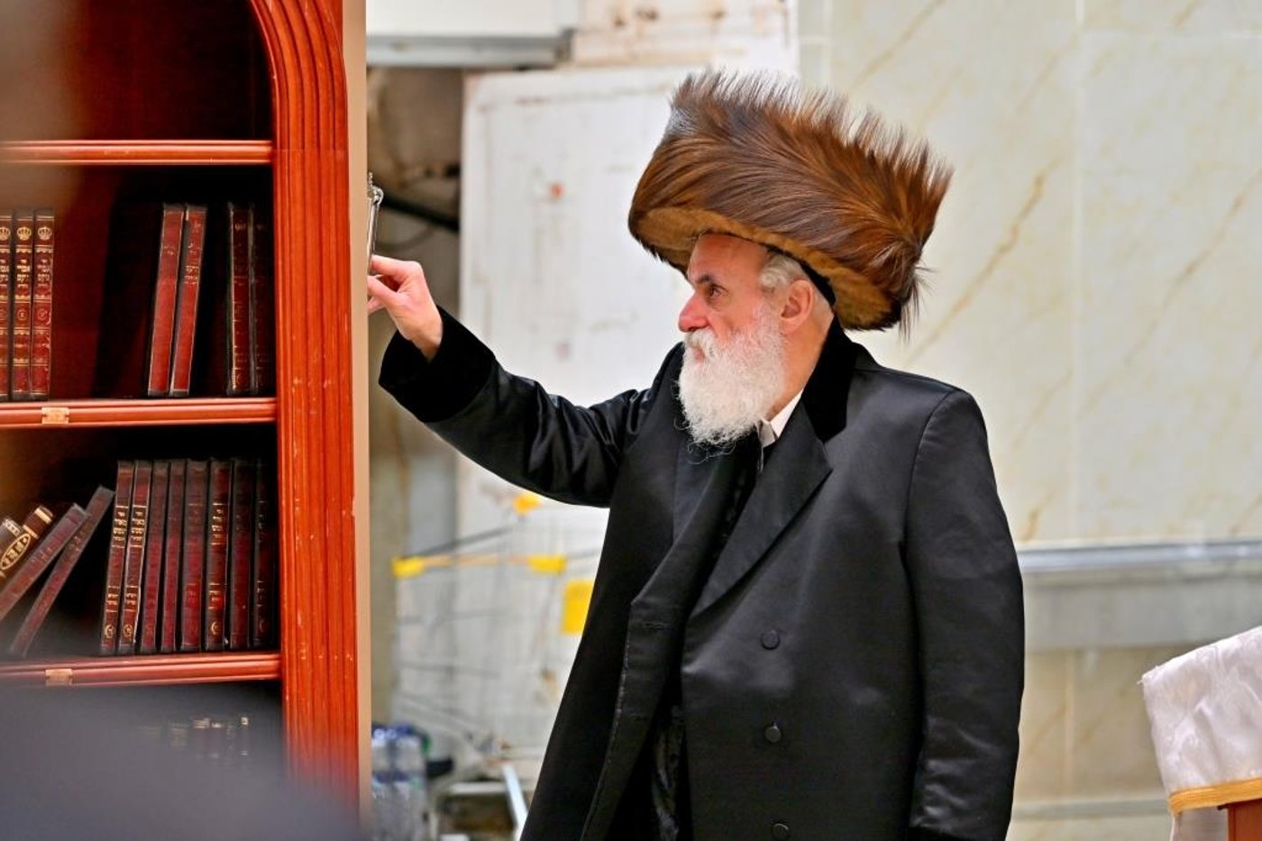 קביעת מזוזות בביהמ"ד הזמני של ויזניץ
