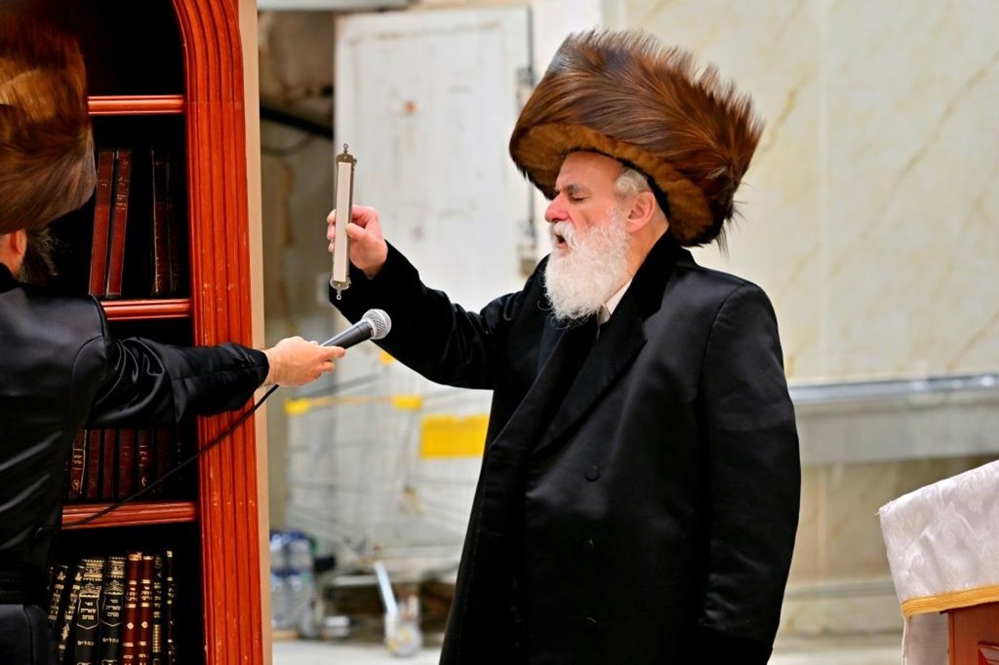 קביעת מזוזות בביהמ"ד הזמני של ויזניץ