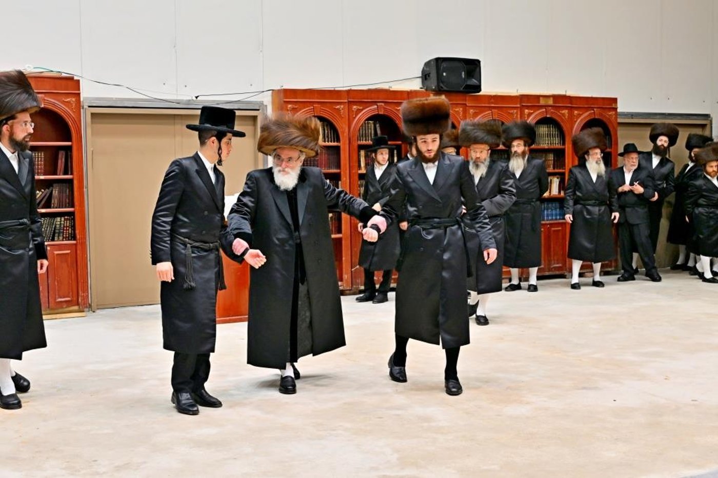 קביעת מזוזות בביהמ"ד הזמני של ויזניץ