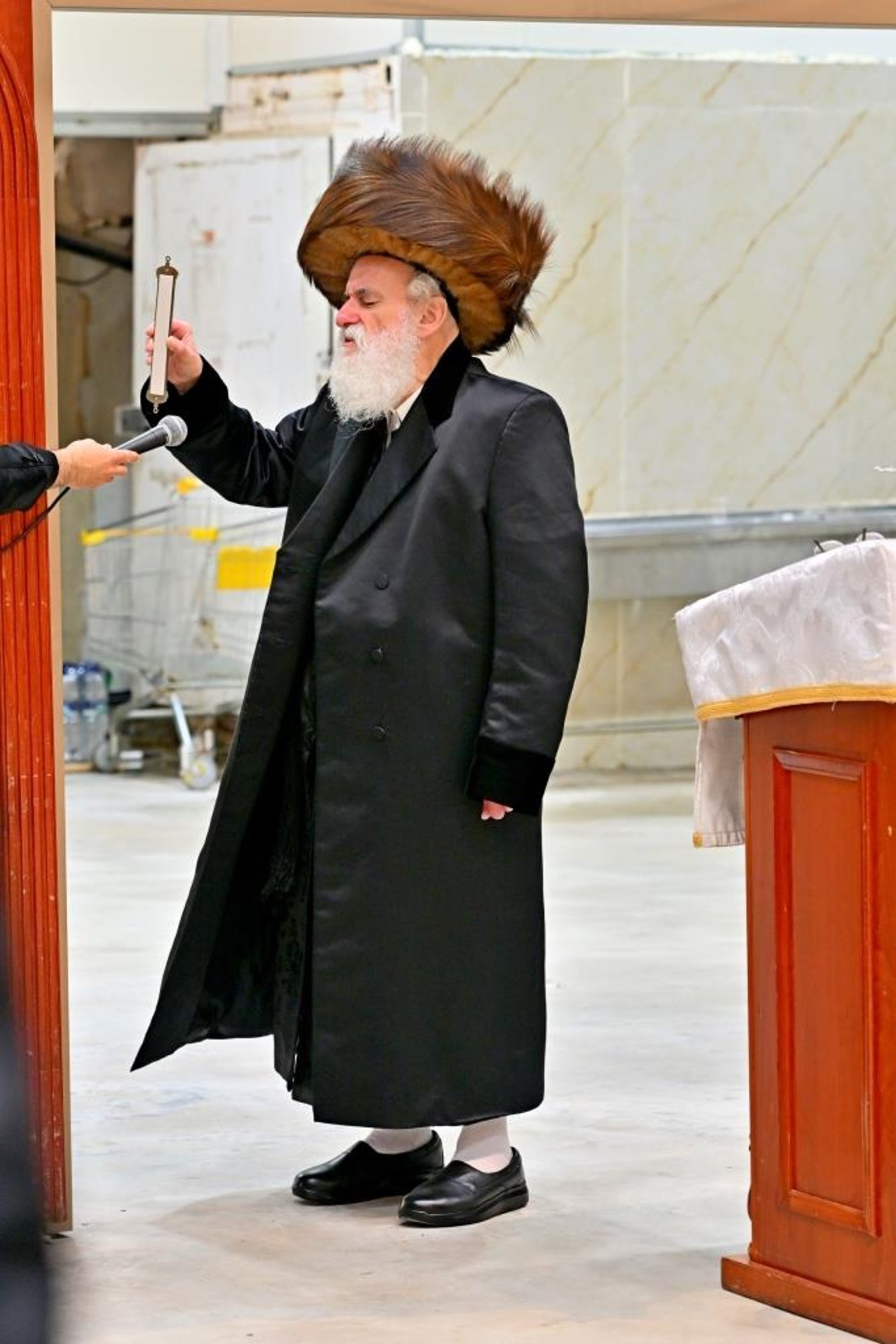 קביעת מזוזות בביהמ"ד הזמני של ויזניץ