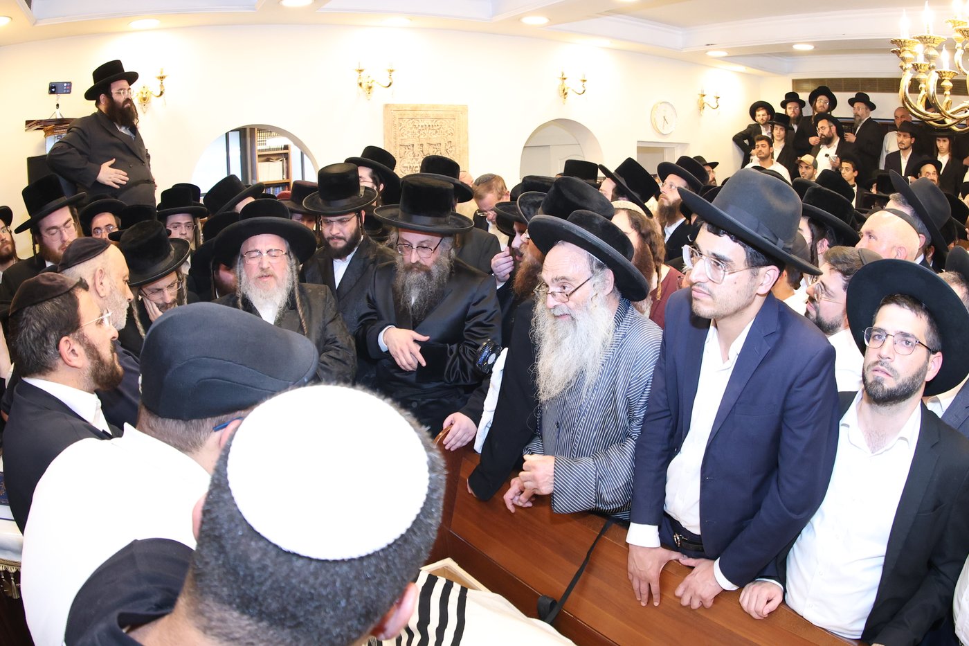 הלוויית האדמו"ר מביאלה אוסטרובא זצ"ל