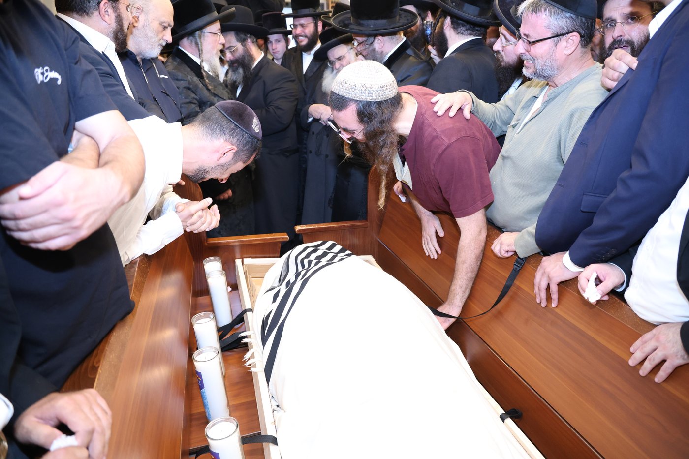 הלוויית האדמו"ר מביאלה אוסטרובא זצ"ל