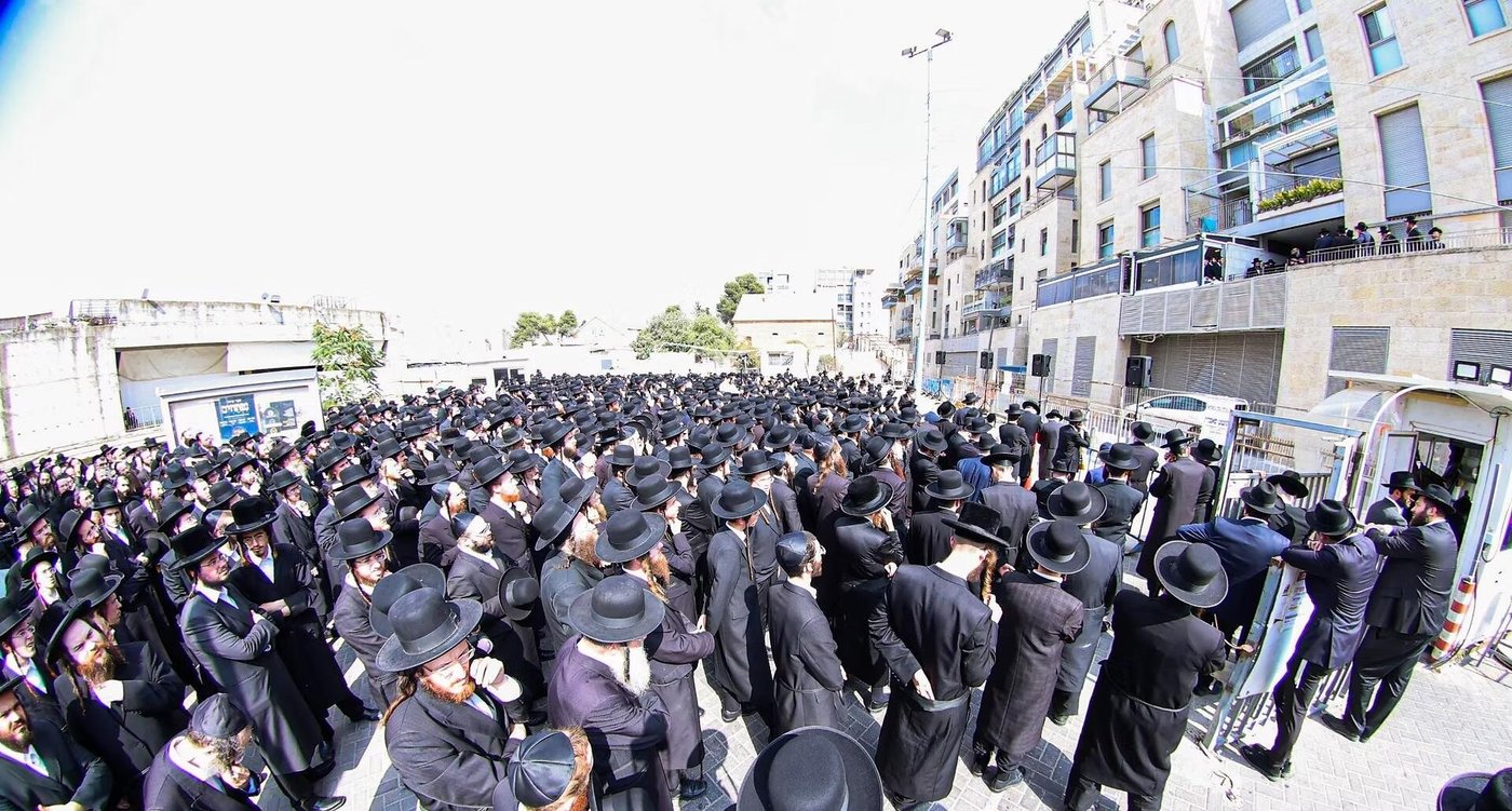 מסע הלוויית האדמו"ר מקומרנא מנהטן זצ"ל