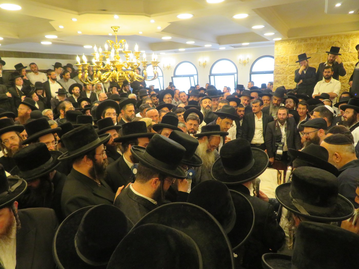 הלוויית האדמו"ר מביאלה אוסטרובא זצ"ל