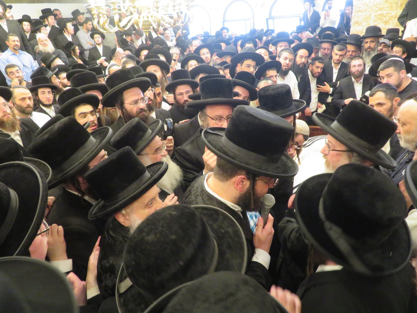 הלוויית האדמו"ר מביאלה אוסטרובא זצ"ל