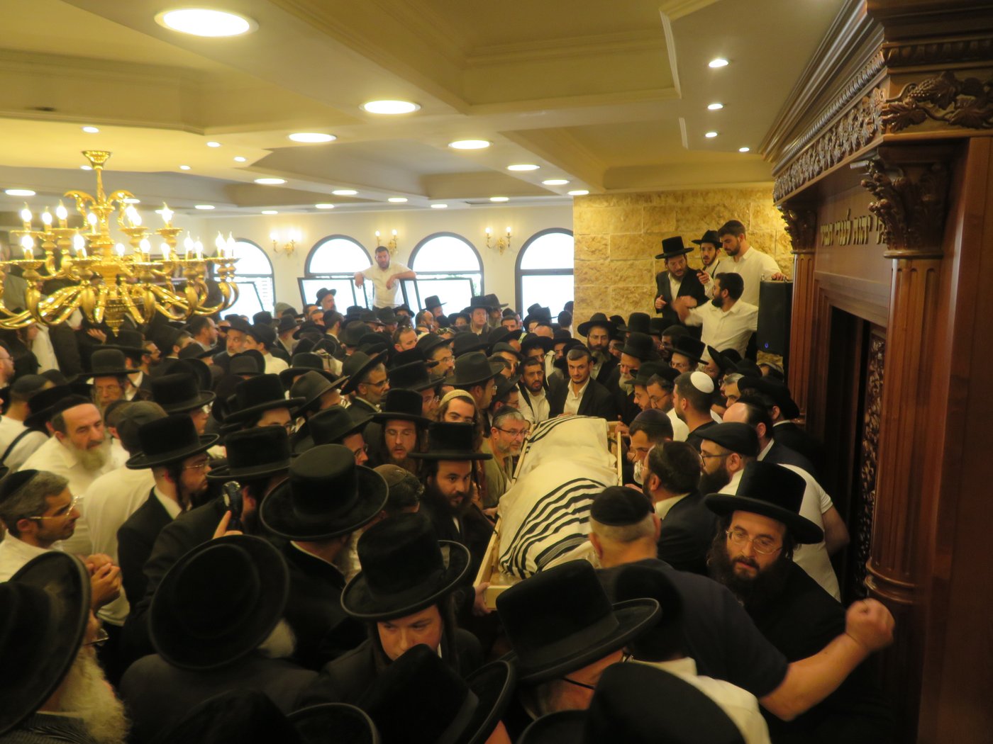 הלוויית האדמו"ר מביאלה אוסטרובא זצ"ל