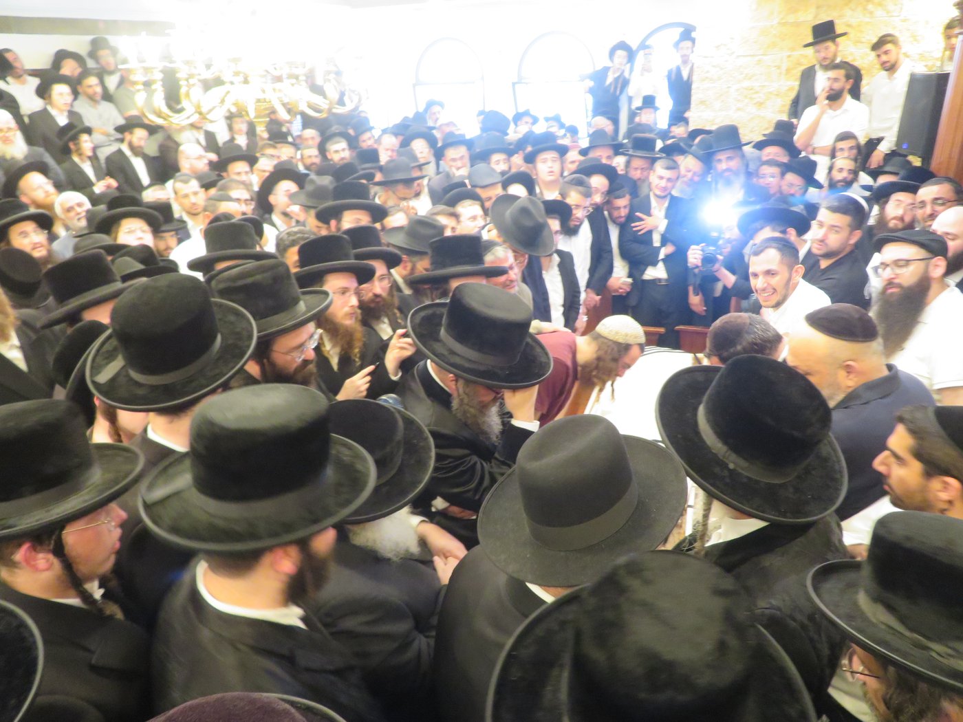 הלוויית האדמו"ר מביאלה אוסטרובא זצ"ל