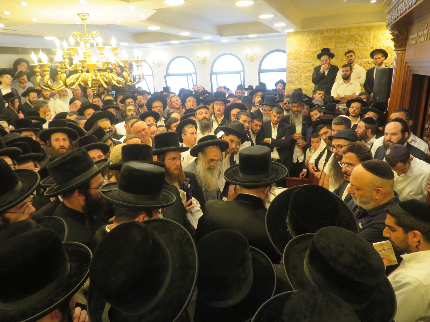 הלוויית האדמו"ר מביאלה אוסטרובא זצ"ל