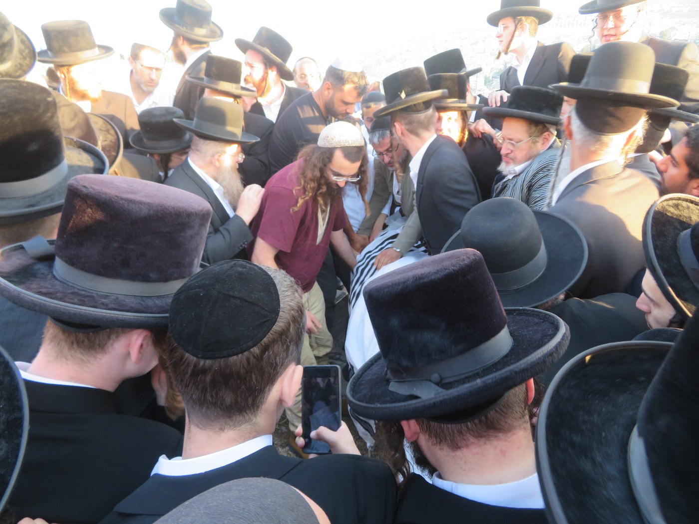 הלוויית האדמו"ר מביאלה אוסטרובא זצ"ל