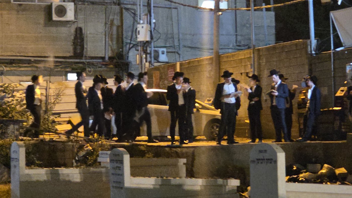 העצרת בבית העלמין פוניבז'