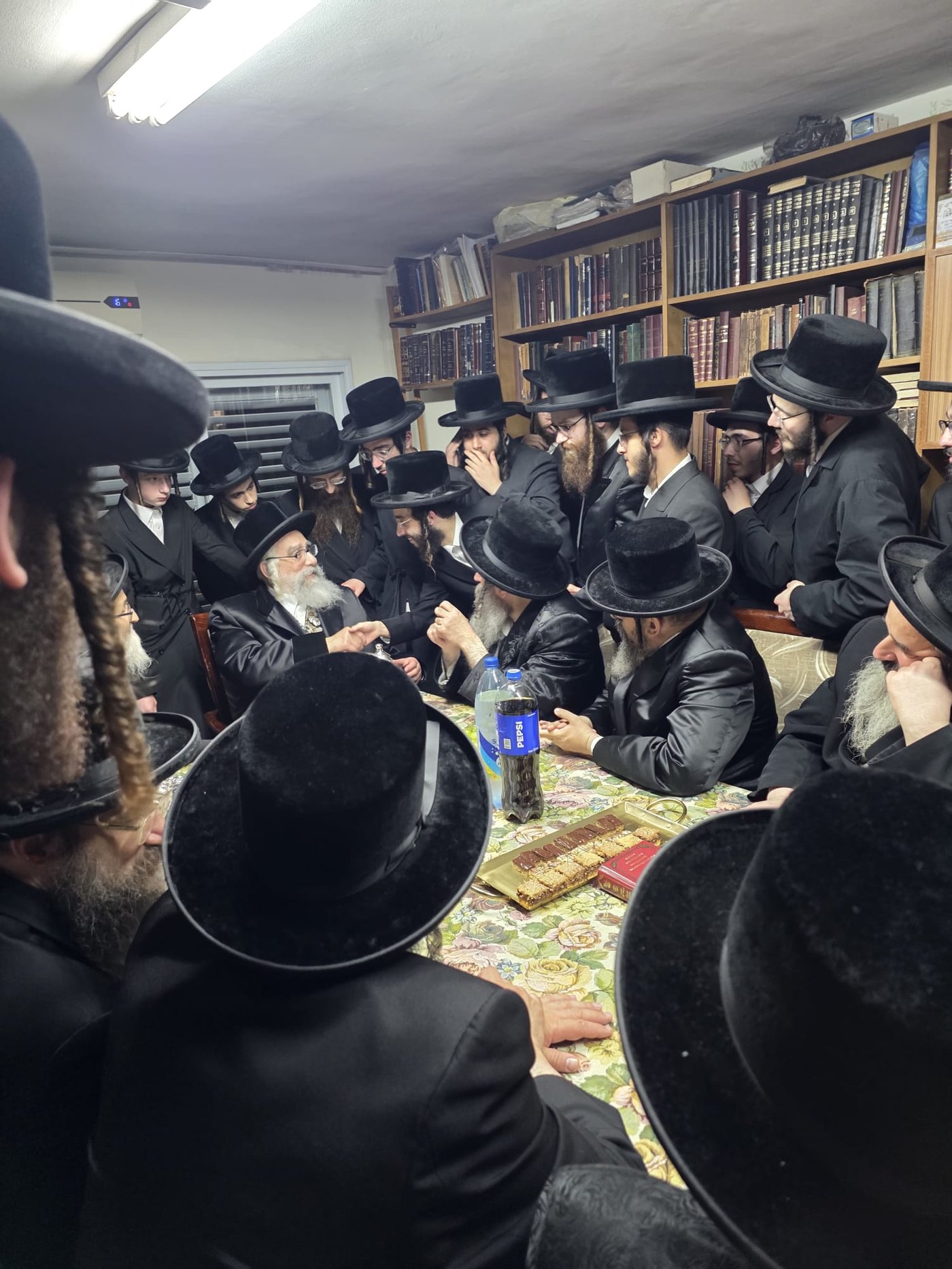 האדמו"ר מויז'ניץ מונסי בביקור אצל הגר"ז ארנסטר