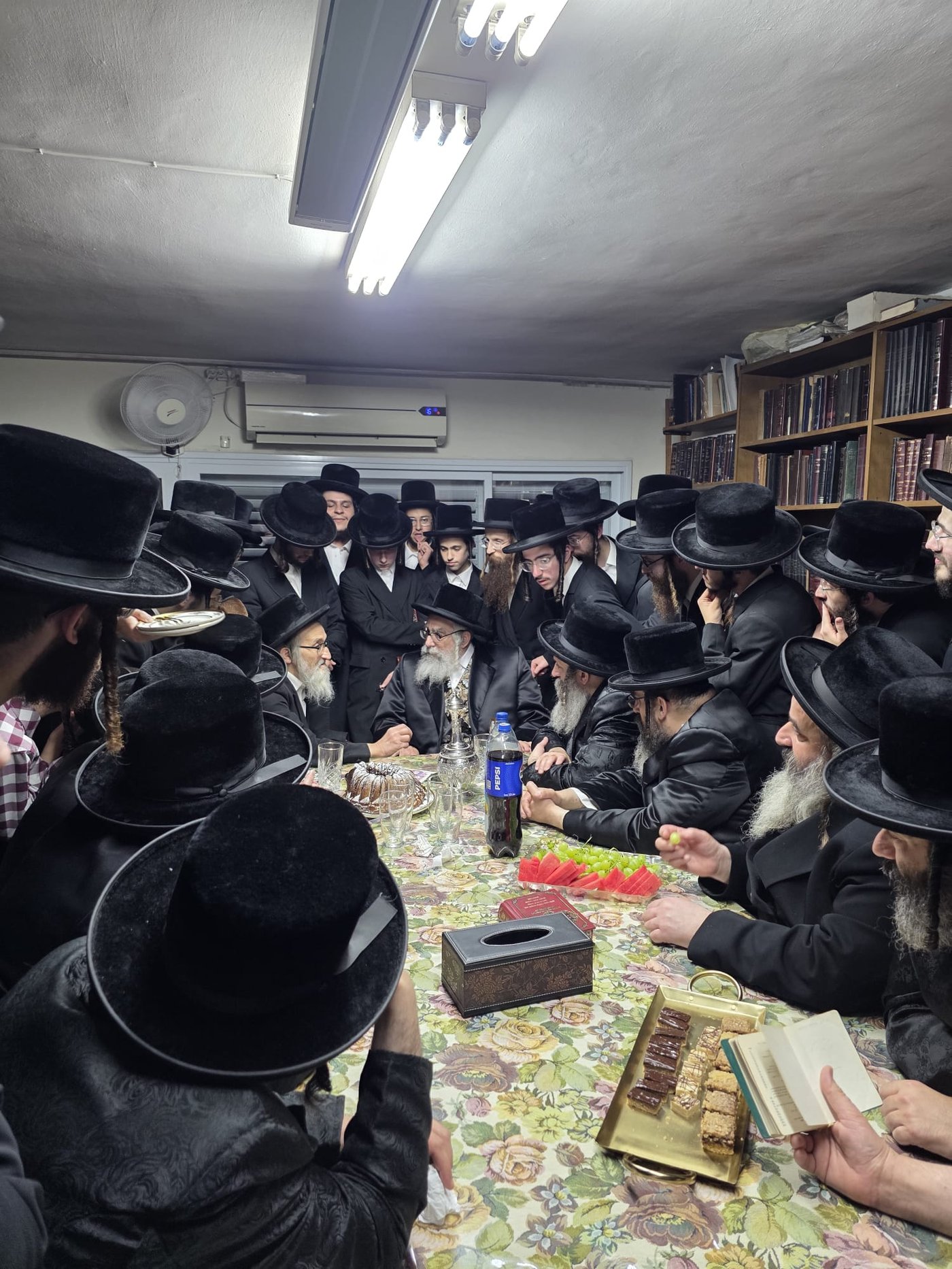 האדמו"ר מויז'ניץ מונסי בביקור אצל הגר"ז ארנסטר