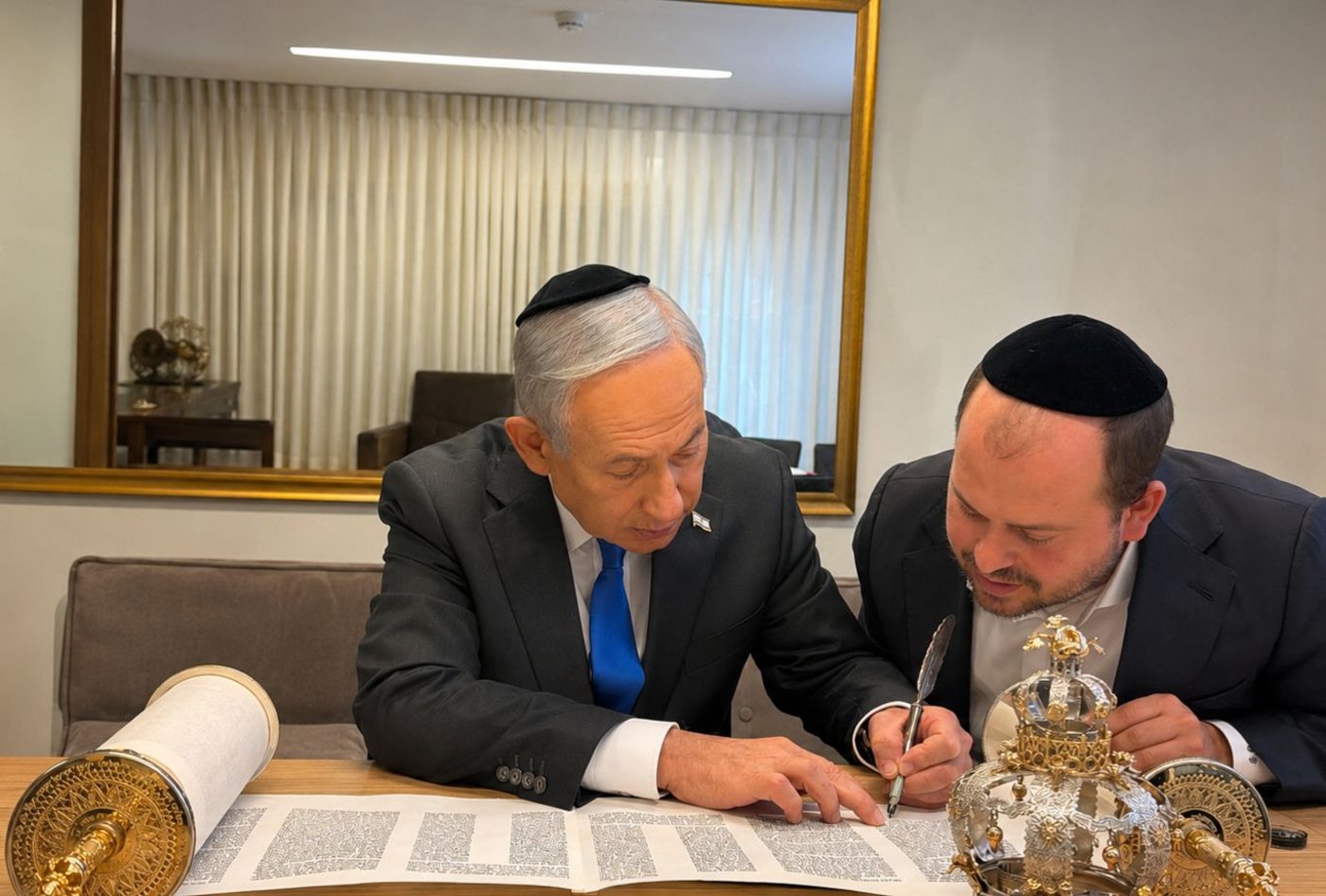 ראש הממשלה כתב אותיות בספר תורה לעילוי נשמת הזמר דדי גראוכר ז"ל