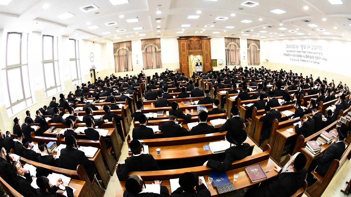 הגר"א גרבוז בישיבת 'עץ חיים' באבוב
