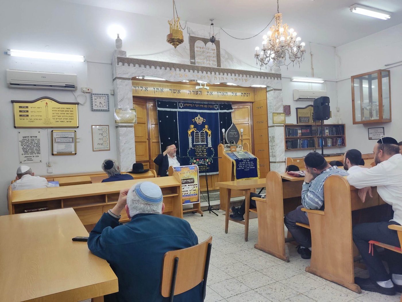 שיעור תורה בבית כנסת