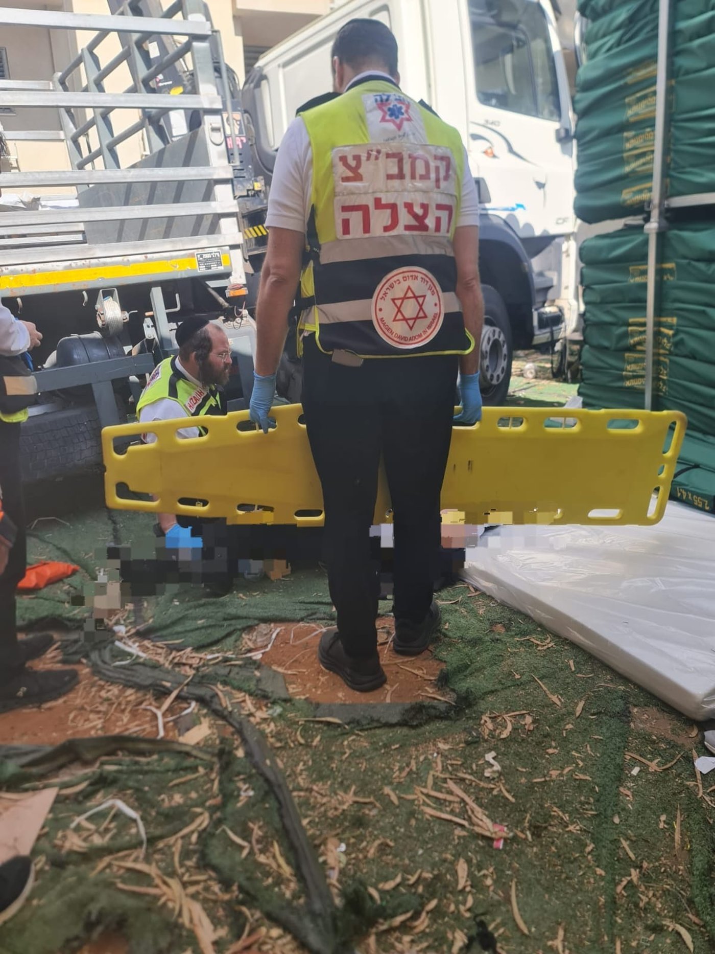 תאונת עבודה בבני ברק: גבר נפגע מחבילות סכך שנפלו עליו