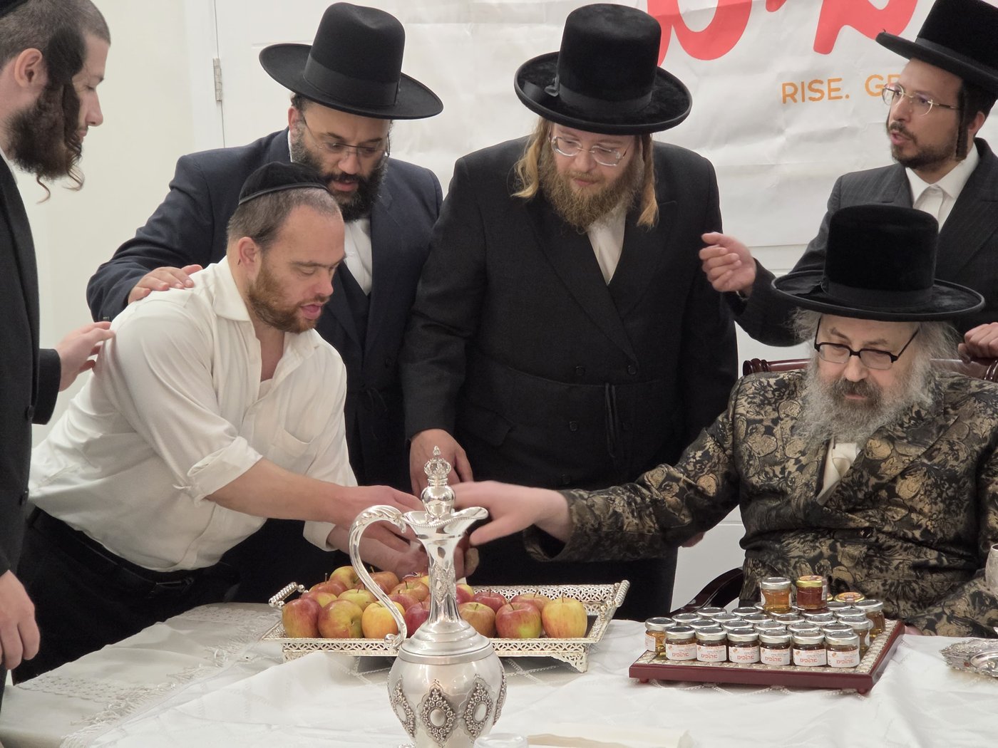 האדמו"ר מויז'ניץ לונדון בביקור באהובים