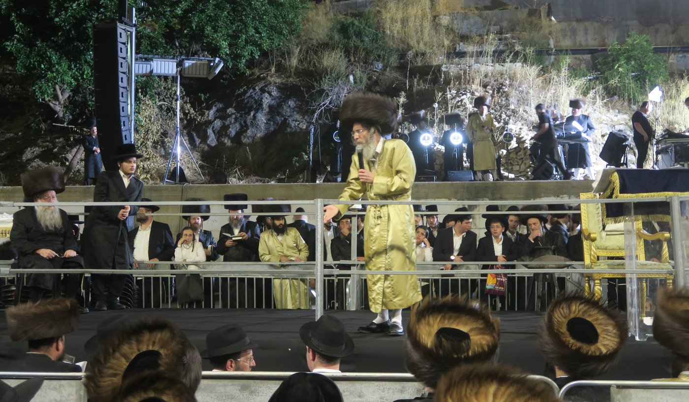 הרה"צ רבי אלימלך בידרמן באמירת הסליחות