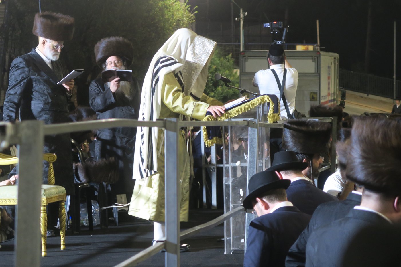 הרה"צ רבי אלימלך בידרמן באמירת הסליחות