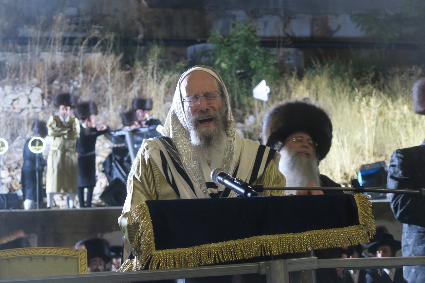 הרה"צ רבי אלימלך בידרמן באמירת הסליחות