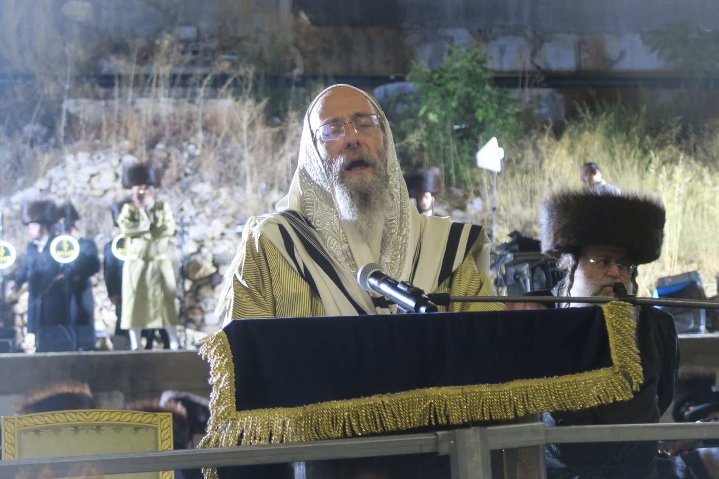 הרה"צ רבי אלימלך בידרמן באמירת הסליחות
