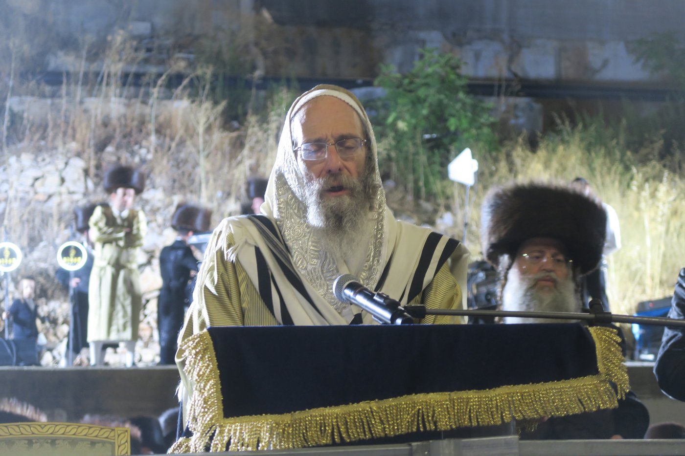 הרה"צ רבי אלימלך בידרמן באמירת הסליחות