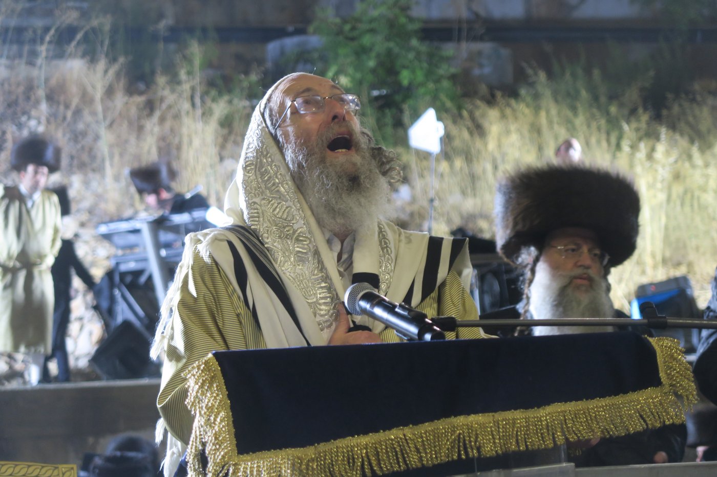 הרה"צ רבי אלימלך בידרמן באמירת הסליחות