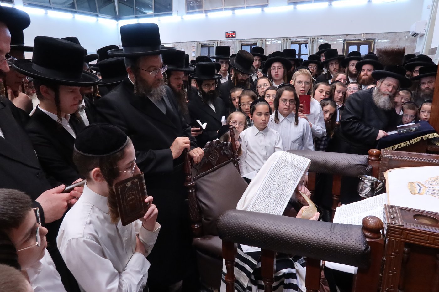 סליחות ראשונות בחצה"ק קרעטשניף